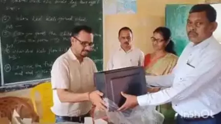 लातेहार: उड़ान आईएएस एकेडमी द्वारा बाजार स्कूल में पांच कंप्यूटर सेट का वितरण किया गया