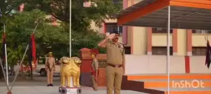 बलिया: पुलिस अधीक्षक ओमवीर सिंह ने परेड ग्राउंड पुलिस लाइन में ली परेड की सलामी