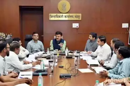 चंद्रपूर: जिल्हाधिकारी कार्यालय येथे आयुष्मान भारत प्रधानमंत्री व महात्मा फुले जनआरोग्य योजनेचा आढावा