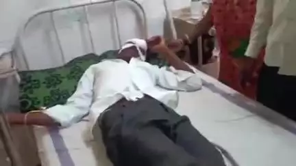 टीकमगढ़: राजनगर गांव में सड़क हादसे में एक व्यक्ति गंभीर रूप से घायल, ज़िला अस्पताल में भर्ती