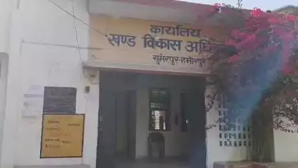हमीरपुर: हेलापुर व कुम्हऊपुर में ग्राम चौपाल में आई शिकायतों का मौके पर निस्तारण किया गया