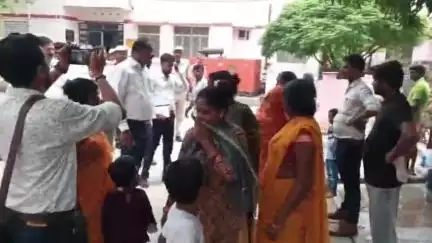 महाराजगंज: महराजगंज जिला अस्पताल में जिलाधिकारी ने किया औचक निरीक्षण, एक संदिग्ध व्यक्ति को पकड़कर पुलिस को सौंपा गया