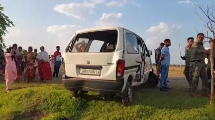 लोहरदगा: लोहरदगा-किस्को मुख्य सड़क पर मारुति कार फिल्मी अंदाज में पलटी, चालक घायल