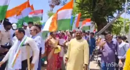 प्रतापपुर: कांग्रेस ने युक्तियुक्तकरण के विरोध में प्रतापपुर बीईओ कार्यालय का किया घेराव