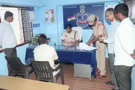 నర్సాపూర్: కొల్చారం పోలీస్ స్టేషన్ ను ఆకస్మికంగా తనిఖీ చేసిన జిల్లా ఎస్పీ శ్రీనివాసరావు