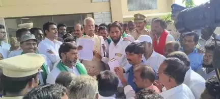 అలంపూర్: తెలంగాణ రాష్ట్ర వ్యవసాయ రైతు సంక్షేమ కమిషన్ చైర్మన్ కోదండ రెడ్డి కి వినతిపత్రం అందజేసిన రైతులు
