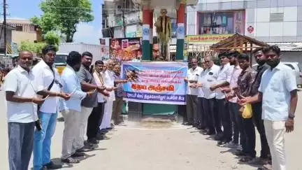 திருக்கோயிலூர்: திருக்கோவிலூர் காந்தி சிலை முன்பு அகமதாபாத் விமான விபத்தில் உயிரிழந்தவர்களுக்கு மெழுகுவர்த்தி ஏந்தி மெளன அஞ்சலி