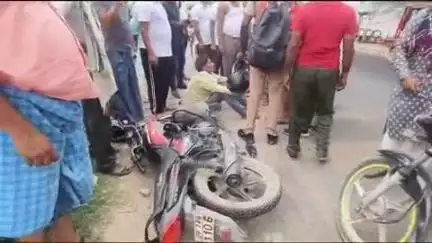 फर्रुखाबाद: ग्राम शेखपुर रूस्तमपुर के पास अज्ञात वाहन की टक्कर से बाइक सवार घायल, बाइक के उड़े परखच्चे