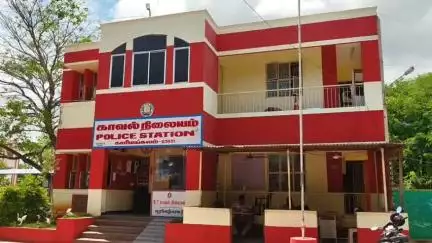 காரியமங்கலம்: கும்பாரஅள்ளி சோதனை சாவடியில் சொகுசு காரில் கடத்தி வந்த ரூ.2  இலட்சம் மதிப்பிலான 306 கிலோ குட்கா பறிமுதல்