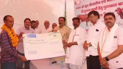 बांधवगढ़: विधायक शिवनारायण सिंह एवं BJP जिलाध्यक्ष ने 3 पशुपालकों को पशु विभाग कार्यालय में किया सम्मानित