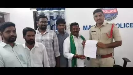 కొడిమ్యాల: సిరిసిల్ల ఎమ్మెల్యే బి ఆర్ ఎస్ పార్టీ వర్కింగ్ ప్రెసిడెంట్ కల్వకుంట్ల తారక రామారావు పై మల్యాల పోలీస్ స్టేషన్ లో ఫిర్యాదు