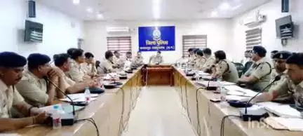 बलरामपुर: एसपी कार्यालय बलरामपुर में पुलिस अधीक्षक ने थाना प्रभारी और चौकी प्रभारी की बैठक ली, दिए आवश्यक दिशा निर्देश