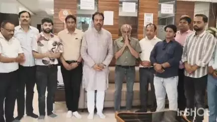 भीलवाड़ा: अहमदाबाद प्लेन क्रैश में मृतकों की आत्मा की शांति के लिए विधायक कार्यालय पर रखा गया 2 मिनट का मौन, विधायक रहे मौजूद