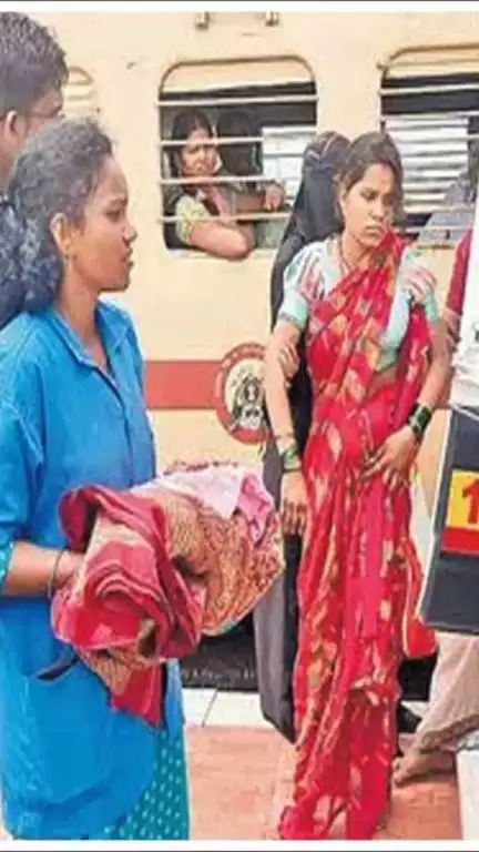 బాసర రైల్వేస్టేషన్‌ వద్ద రైలు బోగిలో ప్రసవించిన మహిళ, తల్లీ బిడ్డ క్షేమం