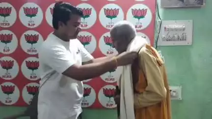 डुमरा: सीतामढ़ी शहर में विधायक ने आवास पर जनता दरबार लगाकर लोगों की समस्याएँ सुनीं