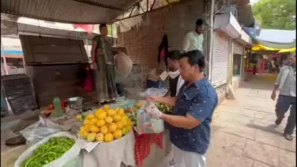 बूंदी: वंदे गंगा जल संरक्षण जन अभियान के तहत नगर परिषद की टीम ने बाजार से 7 किलो प्लास्टिक कैरी बैग किए ज़ब्त