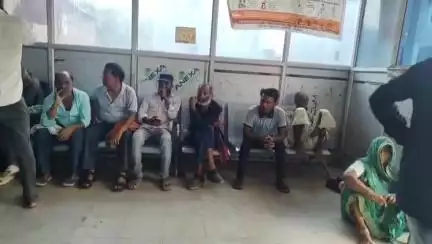 महोबा: बांदा रोड पर रेलवे क्रासिंग के पास दो ट्रकों की भिड़ंत में एक ट्रक चालक की हुई मौत, पुलिस ने शव का कराया पोस्टमार्टम