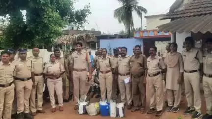 పెద్దిపాలెం గ్రామంలో ముగ్గురు అరెస్ట్, 30 లీటర్ల సారా స్వాధీనం
