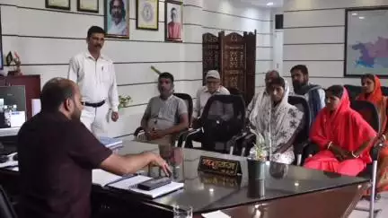 कोडरमा: उपायुक्त के जनता दरबार में ज़बरन ज़मीन पर कब्ज़े समेत कई मामले आए, कार्रवाई के निर्देश