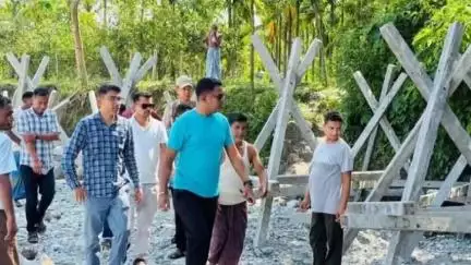 ওদালগুৰি: ভূটীয়াচাঙৰ মৌলবীচুবাত নিৰ্মীয়মান পাৰ্কুপাইন বান্ধৰ কাম পৰিদৰ্শন কৰি পৰিস্থিতিৰ বুজ লৈ বিটিআৰৰ ইএম সঞ্জীত তান্তীয়ে
