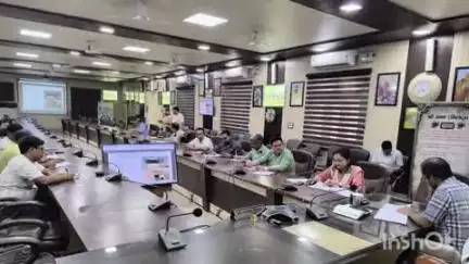संभल: जिलाधिकारी की अध्यक्षता में कलेक्ट्रेट सभागार में खाद सुरक्षा, रिक्त दुकान और मंडी की समीक्षा बैठक का आयोजन किया गया