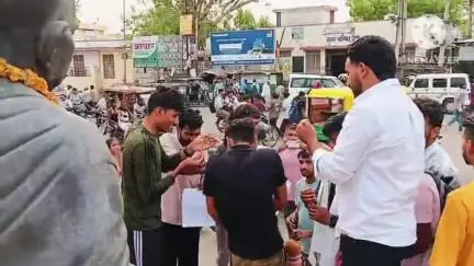 दौसा: अहमदाबाद विमान हादसे के मृतकों को श्रद्धांजलि देने के लिए शहर के गांधी तिराहे पर यूथ कांग्रेस ने कार्यक्रम आयोजित किया