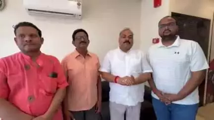 सुल्तानपुर: सुलतानपुर में बिजली आपूर्ति की समस्या पर व्यापार मंडल ने अधीक्षण अभियंता को सौंपा सुझाव पत्र