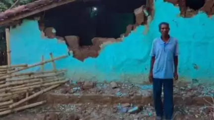कैरो: खरता गांव में हाथियों का उत्पात, कच्चे मकान को पहुंचाया नुकसान, पीड़ित ने अंचल कार्यालय में मुआवजे का आवेदन सौंपा