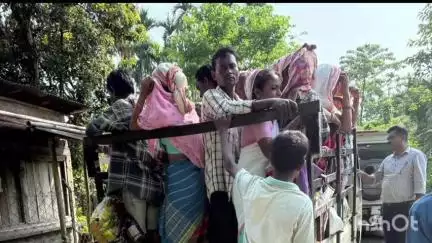 পূব ডিব্ৰুগড়: লেপেটকটাৰ চ্যুকাফাৰ সমীপত শ্ৰমিক সহ এখন বাহন জব্দ কৰি আৰক্ষীক গটালে খোৱাং সমজিলা আয়ুক্ত জিন্টু বৰাই