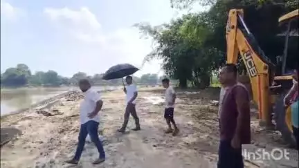 পূব ডিব্ৰুগড়: কোটোহা ব্লক গাঁৱত বুঢ়ীদিহিঙৰ বাঢ়নী পানীয়ে ভাঙি পেলোৱা ৰিং বান্ধ পৰিদৰ্শন কৰিলে বিধায়ক চক্ৰধৰ গগৈয়ে