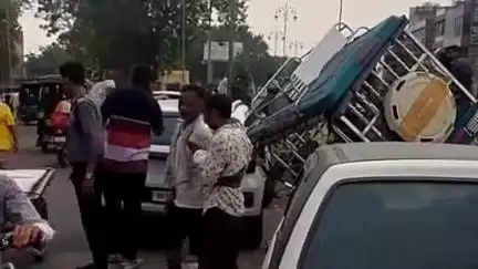 हिसार: हिसार बीकानेर चौक पर गर्मी से ई-रिक्शा चालक को आया चक्कर, रिक्शा पलटा, बड़ा हादसा टला