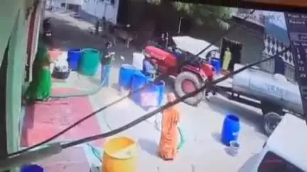 झांसी: कोतवाली थाना क्षेत्र में युवक ने पानी के टैंकर पर फावड़े से किया हमला, चालक के साथ की मारपीट, वीडियो हुआ वायरल