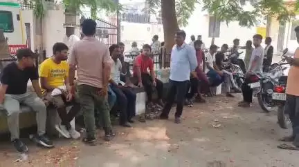 रामपुर: ढक्का नगलिया गांव के पास तेज रफ्तार अज्ञात वाहन ने रोड क्रॉस कर रहे व्यक्ति को मारी टक्कर, व्यक्ति की मौके पर मौत
