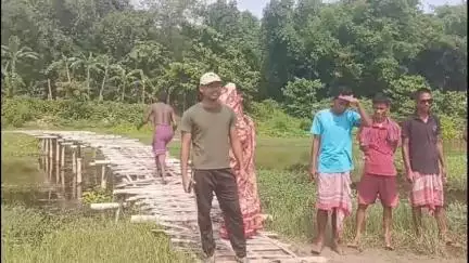 ময়নাগুড়ি: দোমুখার পারে পাকা ব্রিজের দাবিতে বিক্ষোভ, বিধানসভা ভোটের  আগে দাবি পূরণ না হলে ভোট বয়কটের ডাক  এলাকাবাসীর #Jansamasya