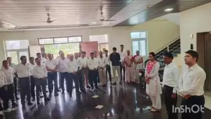 प्रतापगढ़: जिला न्यायालय परिसर में विमान दुर्घटना के दिवंगतों को श्रद्धांजलि, दो मिनट का मौन रखकर की गई शांति प्रार्थना
