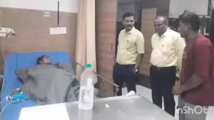 वाशिम: वीज पडून मृत झालेल्या महिलेच्या घरी व जखमी महिलेला रुग्णालयात तहसीलदार व  आपत्ती व्यवस्थापन अधिकारी यांनी दिली भेट