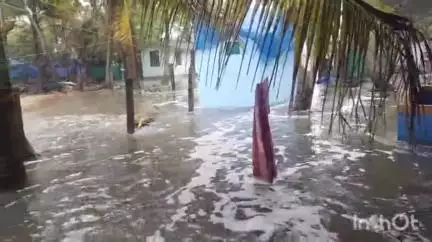 കൊച്ചി: വീടുകൾക്ക് മുന്നിലൂടെ കടൽ പുഴ പോലെ ഒഴുകുന്നു, ഞാറക്കൽ പഞ്ചായത്തിലെ ഒന്നാം വാർഡിൽ അതിരൂക്ഷമായ കടൽക്ഷോഭം