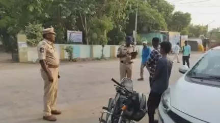 పెద్దపల్లి: సుల్తానాబాద్ పట్టణంలోని కోర్టు చౌరస్తా వద్ద డ్రంక్ అండ్ డ్రైవ్ వాహన తనిఖీలు నిర్వహించిన సుల్తానాబాద్ రెండవ ఎస్ ఐ