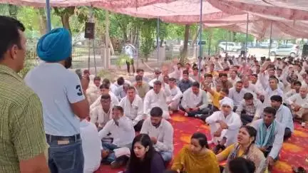हिसार: दक्षिणी हरियाणा बिजली वितरण निगम के कर्मचारियों का धरना जारी, ऑनलाइन ट्रांसफर पॉलिसी का विरोध