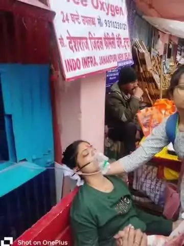 जोशीमठ: श्री बद्रीनाथ धाम में थानाध्यक्ष ने दिखाई मानवता, समय पर मदद कर युवती की जान बचाई