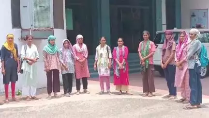 डूंगरपुर: जिला मुख्यालय पर बहुउद्देश्यीय बालिका छात्रावास में अनियमितता और वार्डन की दादागिरी के खिलाफ छात्राओं ने आक्रोश व्यक्त किया