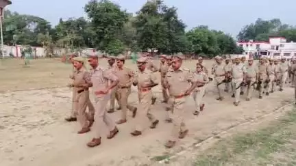इटावा: सदर क्षेत्र अंतर्गत रिजर्व पुलिस लाइन में शुक्रवार को एसएसपी द्वारा ली गई परेड की सलामी