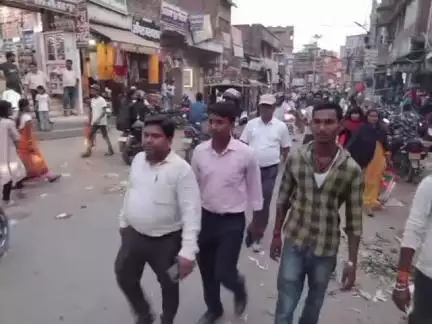 पुपरी: पुपरी में नगर परिषद कर्मी द्वारा शहर की सड़कों से अतिक्रमण हटाने का अभियान चलाया गया