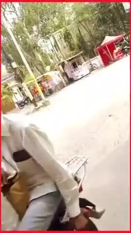 खबर ललितपुर से है जहाँ पुलिस की दिखी लापरवाही, जेल जाते समय एक आरोपी मोटर साईकिल चालाता दिख रहा है और पुलिस कर्मी मोटरसा