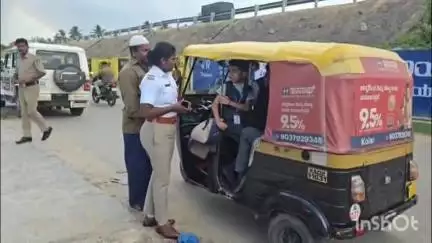 ಕೋಲಾರ: ನಗರದಲ್ಲಿ ಅಗತ್ಯಕ್ಕೂ ಮೀರಿ ಶಾಲಾ ಮಕ್ಕಳನ್ನು ತುಂಬಿಕೊಂಡು ಸಂಚರಿಸುತ್ತಿದ್ದ ಆಟೋಗಳನ್ನ ತಡೆದು ದಂಡ ವಿಧಿಸಿದ ಸಂಚಾರಿ ಪೋಲೀಸರು