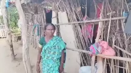బెల్లంపల్లి: గంగారం గ్రామంలో గత నేలలో కురిసిన  వర్షాలకు ఇల్లు కూలి ఇబ్బందులు పడుతున్నామని ఇందిరమ్మ ఇల్లు ఇచ్చి ఆదుకోవలన్న బాధితులు