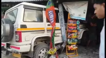 বৰপেটা: বাৰাদিৰ আৰক্ষী চাউনীৰ সন্মুখত পথ দুৰ্ঘটনা, নিয়ন্ত্ৰণ হেৰুৱাই ব'লেৰো বাহন সোমাই গল দোকানৰ ভিতৰত