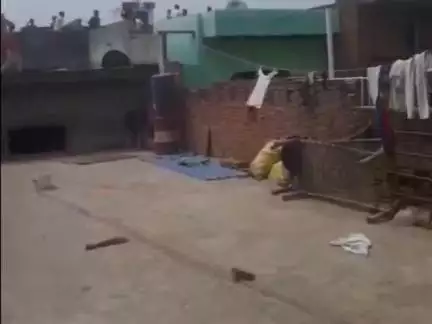 हसनपुर: सैदनगली थाना क्षेत्र के गांव सकतपुर में मारपीट व पथराव की घटना का लाइव वीडियो हुआ वायरल