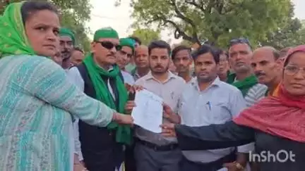 बिंदकी: बिंदकी कस्बे में भाकियू टिकैत गुट ने 1 घंटे तक किया रोड जाम, अधिकारियों के न पहुंचने से हुए नाराज
