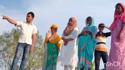 মানকাচৰ: জলেশ্বৰ টাকীমাৰী জিলা পৰিষদৰ নৱ নিৰ্বাচিত সদস্যা ছাহিনা আহমেদে সাতভেণ্ডি গাঁওৰ গৰাখহনীয়া ঠাই পৰিদৰ্শন কৰে
